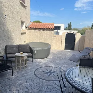 Avec Un Extérieur Et Un Jacuzzi Appartement